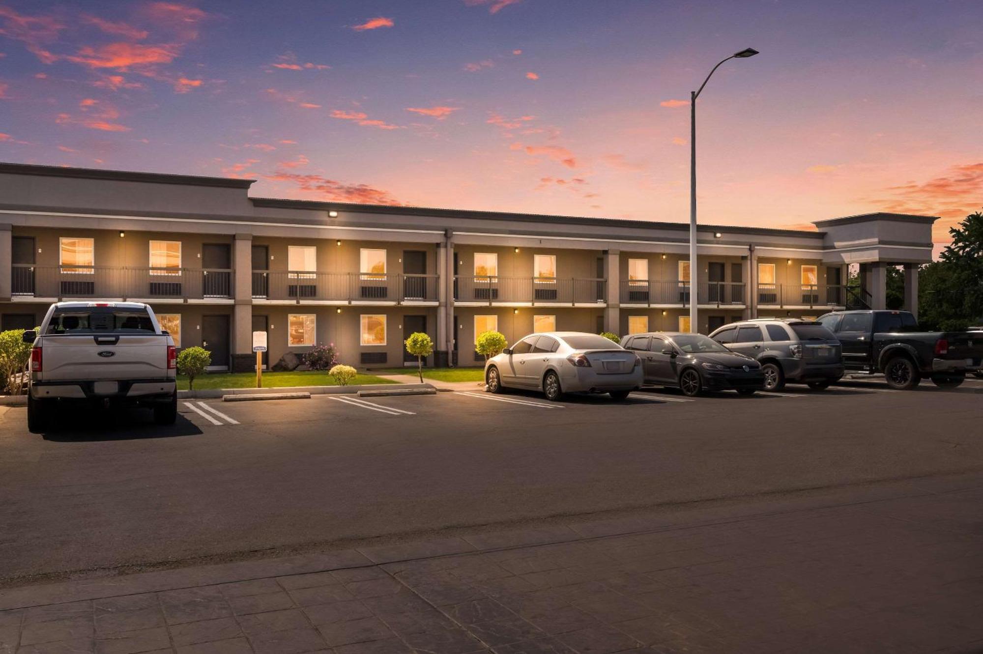 Clarion Inn & Suites Russellville I-40 Exterior foto