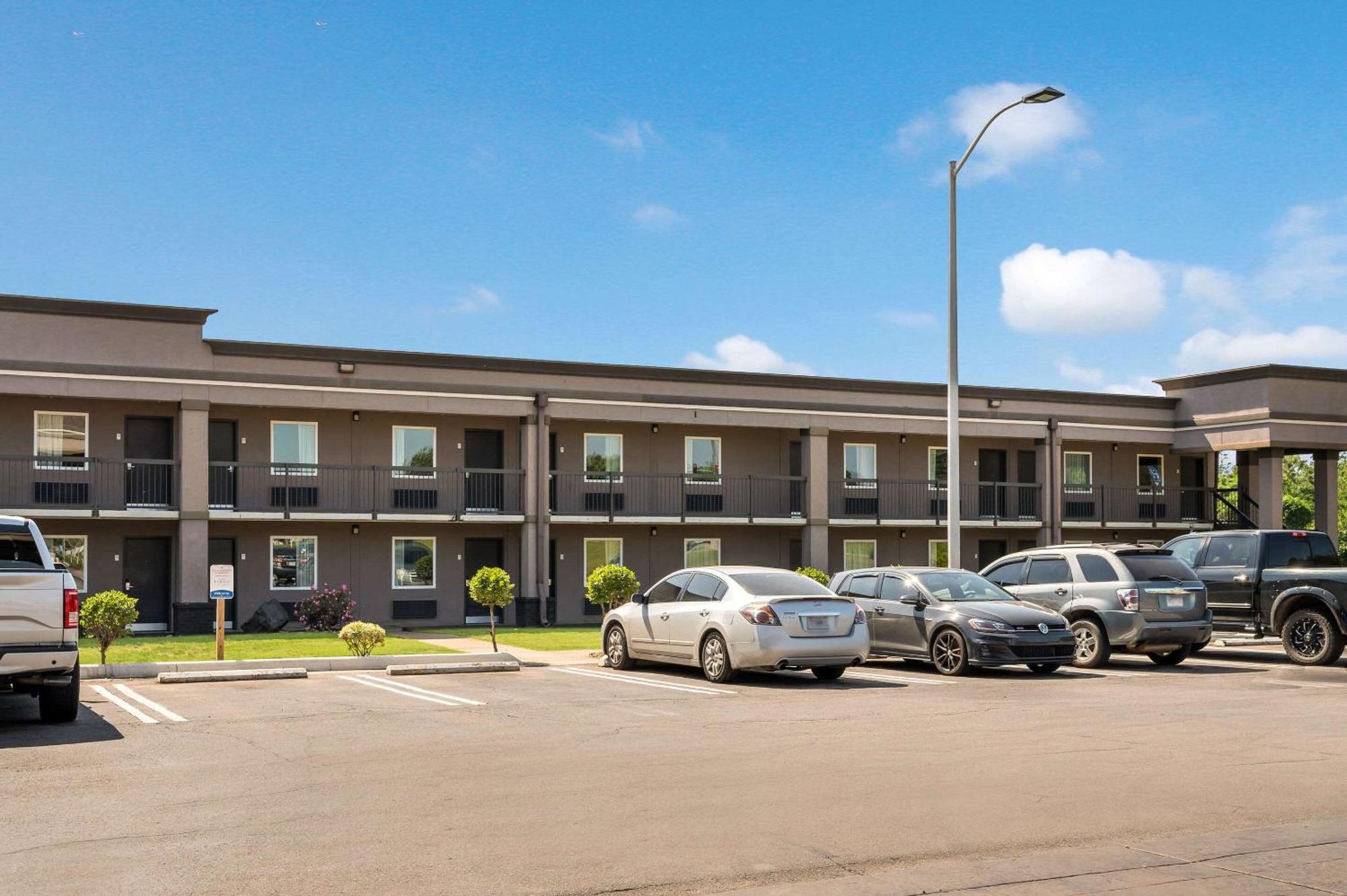 Clarion Inn & Suites Russellville I-40 Exterior foto